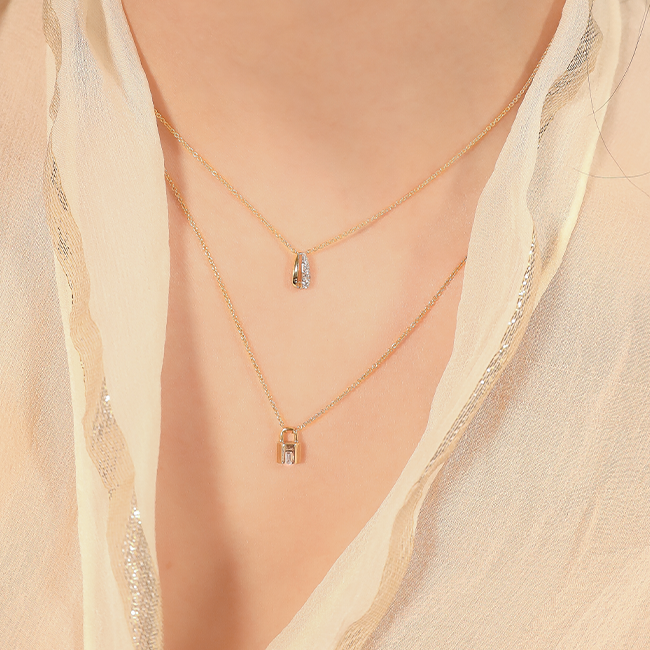 Pouch diamond necklace